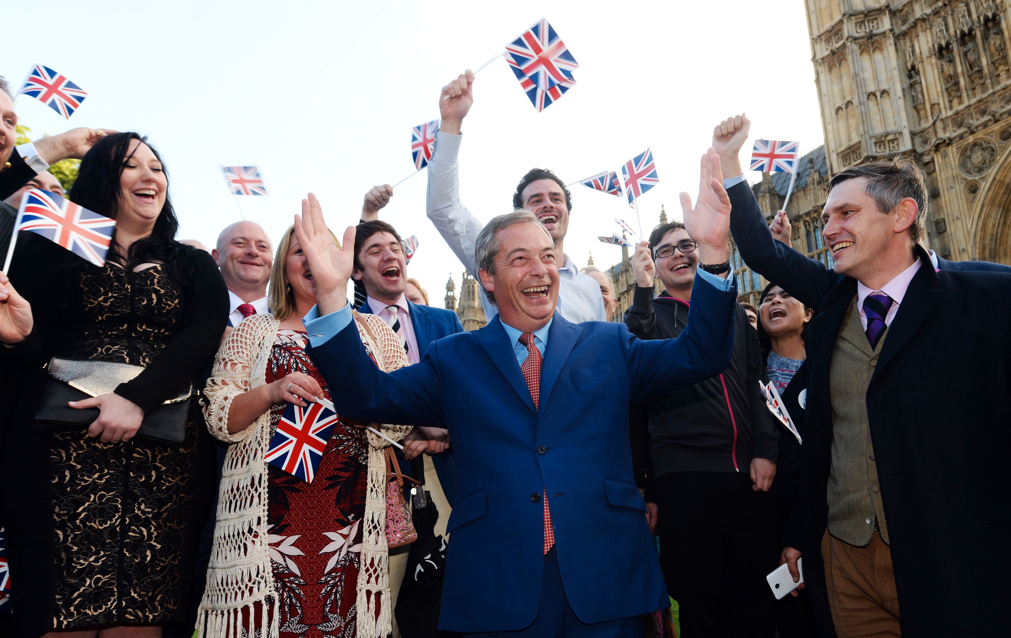 Ukips ledare Nigel Farage firar efter beskedet på fredagsmorgonen.