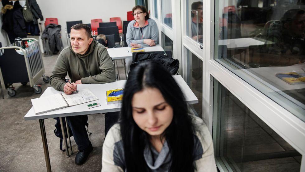 Närmare 36 000 flyktingar från Ukraina har sökt sig till Sverige. Nu öppnar regeringen för att de har möjlighet att lära sig svenska via SFI.