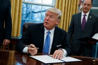 Donald Trump i samband med att han under måndagen undertecknade han en order om att lämna förhandlingarna om Trans Pacific Partnership (TPP).