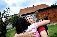 ”Välkommen hem. Mamma och moster tar emot när jag kommer till Brezovo Polje.” SvD:s reporter Negra Efendic återvänder till byn hon en gång tvingades fly ifrån. Se bilder från livet i byn i dag.