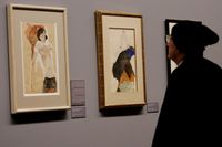 Besökare tittar på expressionisten Egon Schieles konst. Arkivbild.