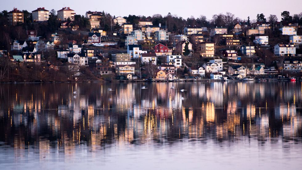Mälarhöjden i Stockholm sett från vattnet. 