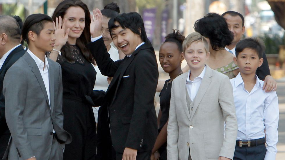 Angelina Jolie med sina barn under premiären av "First they killed my father"