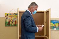 Montenegros president Milo Dukanović röstade i en vallokal i huvudstaden Podgorica.