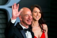 Jeff Bezos, grundare till e-handelsjätten Amazon med sin före detta hustu MacKenzie som han efter skilsmässan lämnar en fjärdedel av sina Amazon-aktier till.