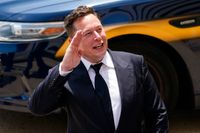 Elon Musk lovade att sälja av tio procent av sitt aktieinnehav i Tesla, efter att ha följt utgången av en omröstning på Twitter.