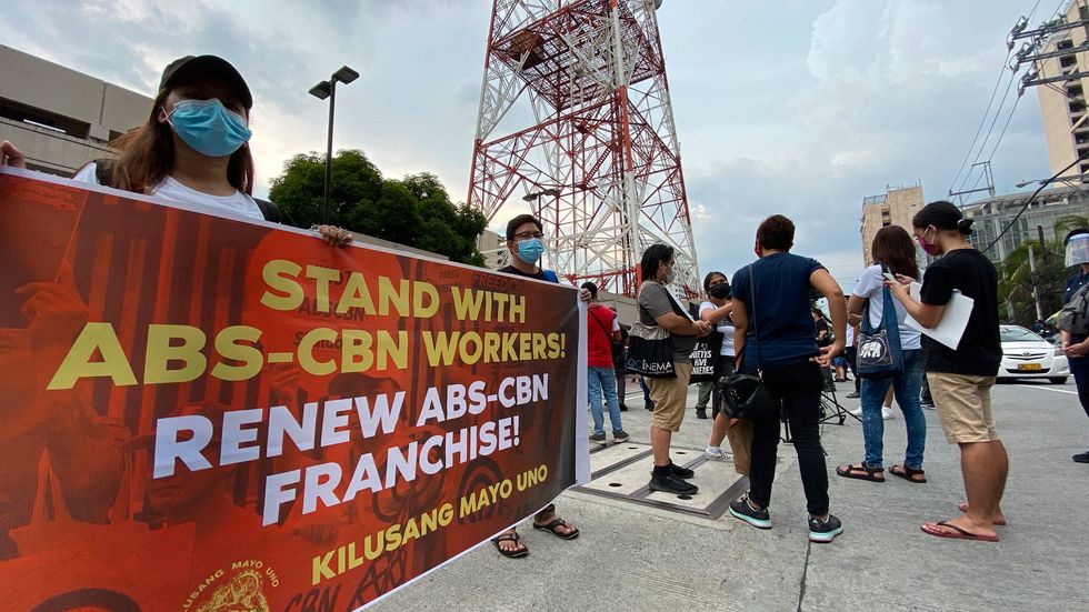 ABS-CBS propagerade utanför parlamentet för att få fortsatt sändningsrätt.