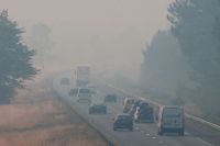 Människor lämnar områden i sydvästra Frankrike där skogsbränder rasar.
