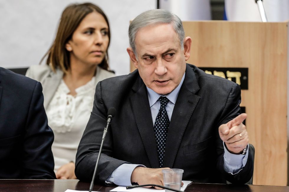 Benjamin Netanyahu utropade sig till vinnare under valnatten. Men när 99,99 procent av rösterna räknats står det klart att han har majoriteten i parlamentet emot sig. 
