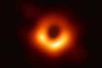 Bilden, som presenterades på onsdagen, ser ut som en gul ring av eld mot rymdens mörker.