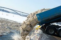 Lastbil dumpar snö i vattnet vid Stockholm. Staden har fått dispens för att dumpa i vattnet.
