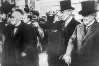 Från vänster: franske regeringschefen Georges Clemenceau, amerikanske presidenten Woodrow Wilson samt engelske premiärministern David Lloyd George ses här på väg ut från Versailles efter undertecknandet av fredsfördraget som ändade första världskriget.