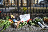 Blommor utanför Malmö Latinskola i våras efter att en 18-årig elev mördat två lärare. 