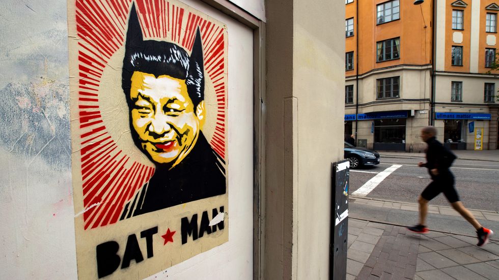 Postern med den kinesiske ledaren Xi Jinping  – "Bat man", av konstnären ”Iron”, syntes redan i våras på Stockholms gator. 