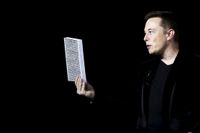 Elon Musk visar upp ett filter till bilen Tesla Model X under en presentation i Kailfornien tidigare i år.