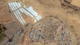 Rader av tält syns nära Rafah på satellitbilder från den 23 april.