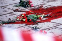 En blodpöl på Sveavägen. Här sköts statsminister Olof Palme den 28 februari 1986.