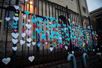 Synagogan i Göteborg kärleksbombas efter lördagskvällens attack. Blommor och pappershjärtan pryder grindarna till byggnaden.