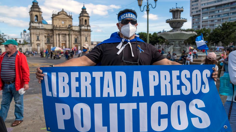 "Frige politiska fångar" står det på en banderoll under en protest mot Nicaraguas president Daniel Ortega i november i fjol.