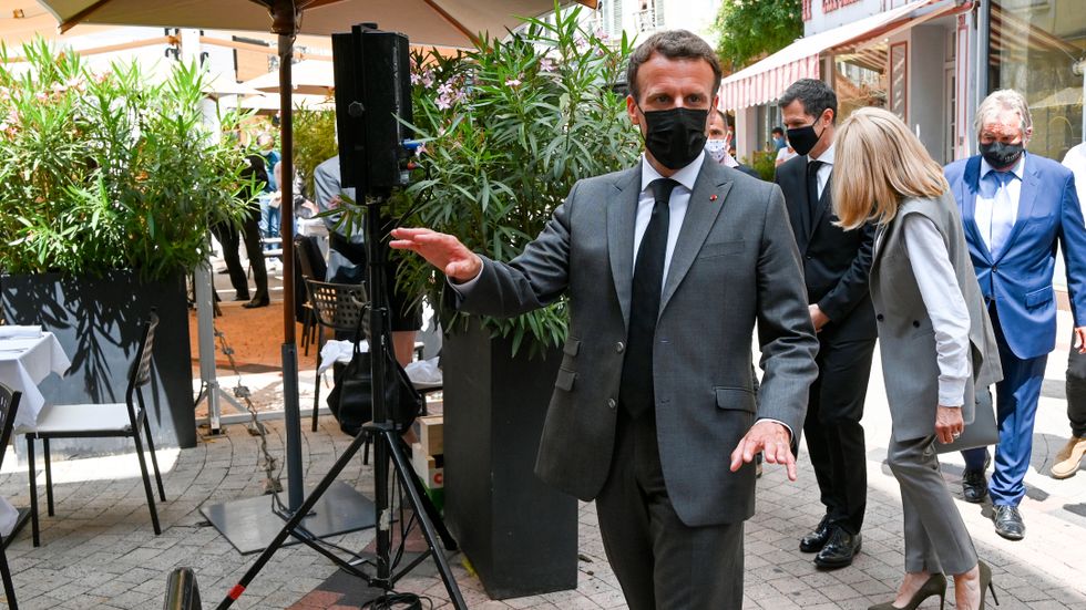 Franska presidenten Emmanuel Macron fortsatte att träffa och prata med befolkningen efter örfilen i tisdags.