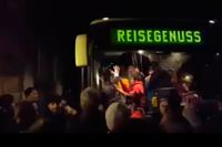 Clausnitz, Tyskland, 18/2 2016: delar av lokalbefolkningen stannar en buss med flyktingar och skanderar hotfullt åt passagerarna i två timmar.