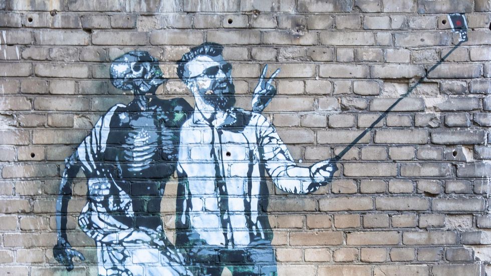 Selfie med döden, street art i Tallinn.