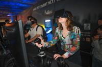 Ett datorspelstest med virtual reality-headset i Paris. Dock blir det jättarna inom sociala medier som kan tjäna mest på den nya tekniken, spår Breakits podcast.