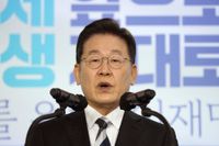 Lee Jae-Myung, presidentkandidat i Sydkorea, vill ha tunnhårigas röster i april.