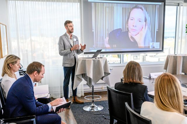 På Carnegies takvåning presenterar Erik Månsson sitt företag Innoscentia. I juryn deltar Sophie Stenbeck från New York på skärmen.  