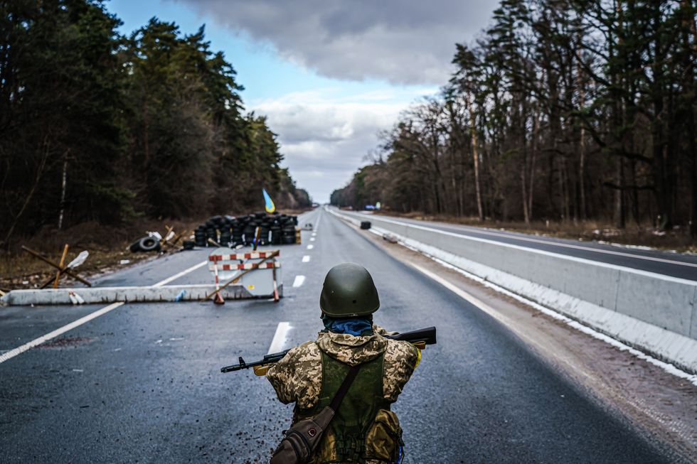 En soldat vid en vägspärr i närheten av staden Brovary, norra Ukraina.
