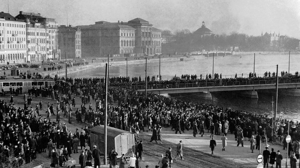 Motböcker kastas i Strömmen i en landsomfattande protest mot ransoneringen 1947.