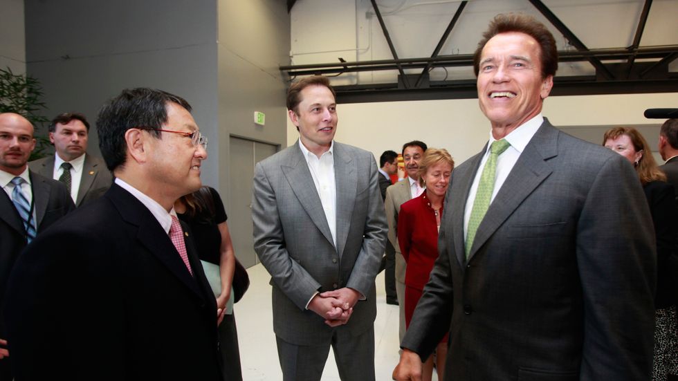 Elon Musk tillsammans med Toyotas dåvarande vd Akio Toyoda och Kaliforniens dåvarande guvernör Arnold Schwarzenegger, 2010.