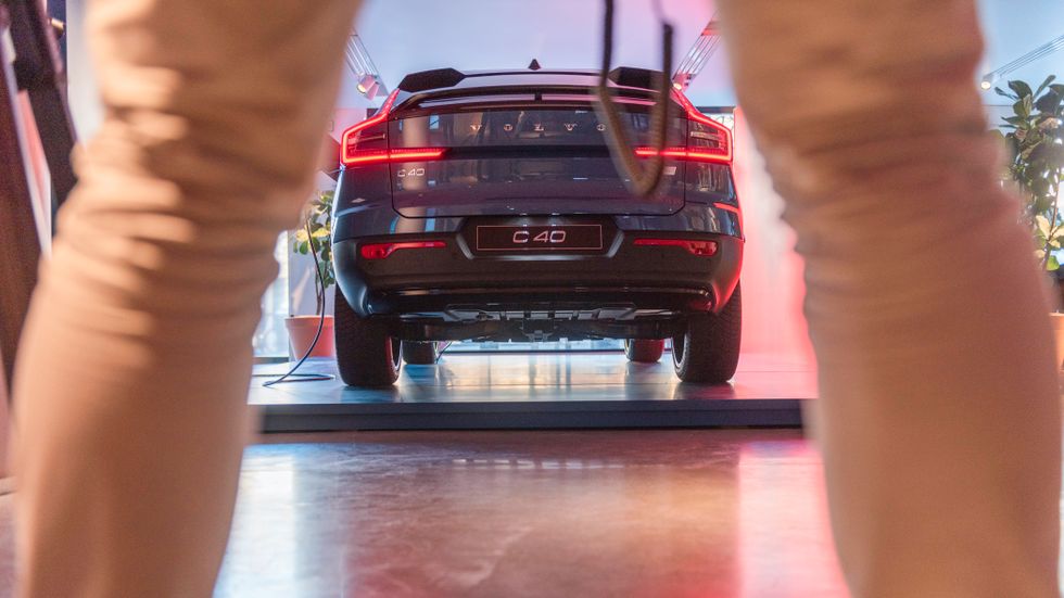 Volvos nya affärsstrategi är en uppdatering från en tidigare målsättning att hälften av bilflottan 2025 ska vara rena elbilar och övriga så kallade hybridvarianter.