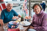 – Vi vill tro att Bohuskusten inte är så farlig för oss. Det är nog värre i Oslo när nästan alla restriktionerna nu har släppts, säger Finn Paugard som seglar med Carina Klose.