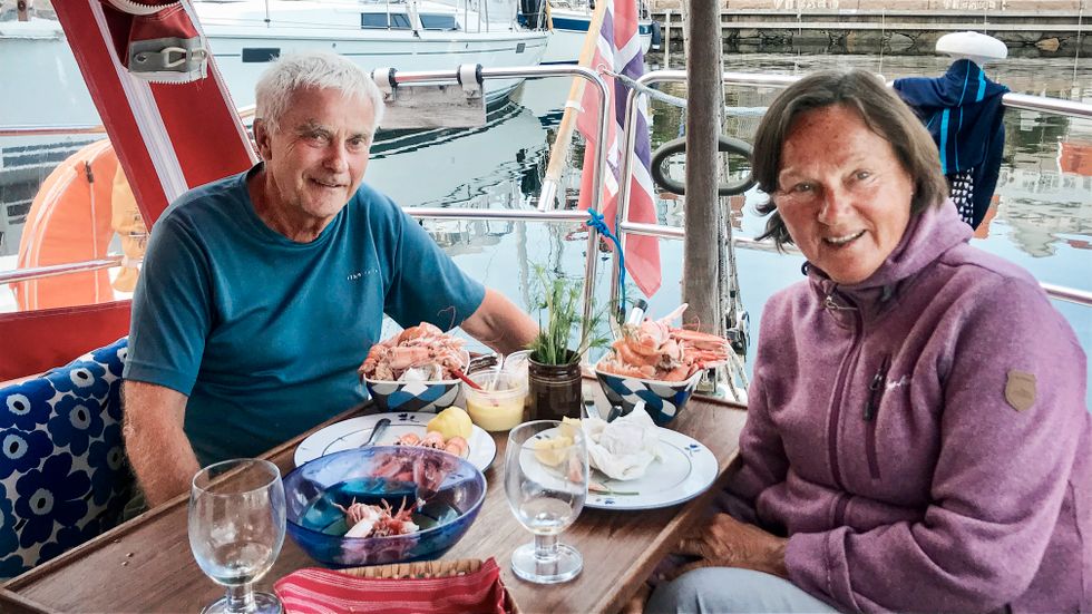 – Vi vill tro att Bohuskusten inte är så farlig för oss. Det är nog värre i Oslo när nästan alla restriktionerna nu har släppts, säger Finn Paugard som seglar med Carina Klose.