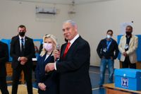 Israels premiärminister Benjamin Netanyahu och hans hustru Sara Netanyahu när de precis har röstat i Jerusalem på valdagen.