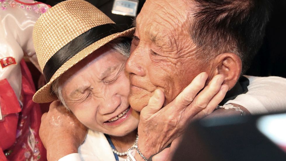 92-åriga Lee Keum-Seom kramar om sin son Ri Sang Chol, 71, för första gången på 68 år. De skildes från varandra under Koreakriget 1950-1953. Under måndagen inleddes en tre dagar lång återförening.