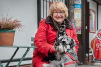 Cecilia Henning, Lund, är knuten till Hälsohögskolan i Jönköping och forskar på vikten av ”tunna band” - de många ytliga samtalskontakter vi har med andra i närområdet. En del skapas om man har hund – som Winston.
