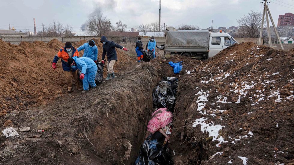 Mariupol den 9 mars 2022. Invånarna tvingas begrava sina landsmän i massgravar.