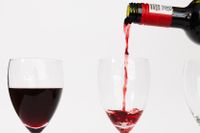 Hur mycket alkohol bör vi egentligen dricka? Forskarna är oense.