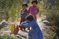 Mazar-e-Sharif 2008. Barn hämtar dricksvatten ur ett dike som sprider kolera och diarréer. Insamlade medel från Svenska Afghanistankommittén används för att installera en pump