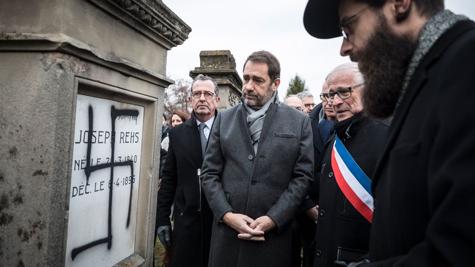 Frankrikes inrikesminister Christophe Castaner närvarar vid en ceremoni på en judisk begravningsplats nära franska Strasbourg, där 37 gravstenar och ett monument för förintelsens offer vandaliserats. Arkivbild från december.