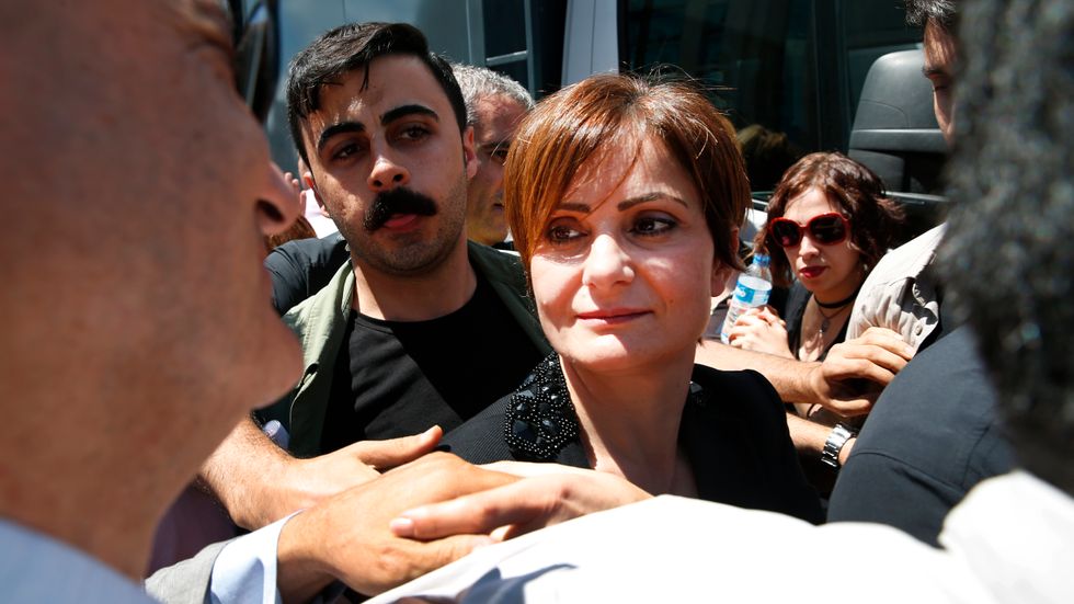 Den turkiska oppositionspolitikern Canan Kaftancioglu på väg in i rättssalen på torsdagen.