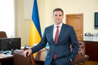 ”Min lön som ukrainsk minister är ungefär 200 dollar. Själv anställer jag bara personer som har tillräckligt med egna resurser för att kunna jobba i praktiken gratis i mellan ett halvt och två år” säger Ukrainas handels- och ekonomiminister Aivaras Abromavičius i en intervju med SvD.