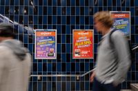 Reklam för spelbolag i tunnelbanan.