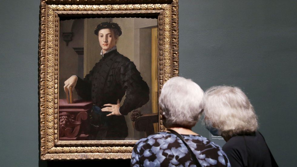 Besökare på The Metropolitan Museum of Art beskådar Bronzinos ”Porträtt av ung man med bok”. 
