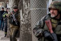 Proryska rebeller i Donetsk söker skydd under vad de kallar en ”antiterroristövning”.