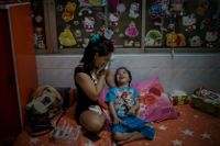 Sasinan Sithong leker med sin sexåriga dottern Navaphorn.