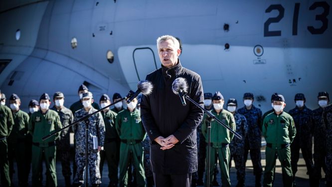 Natos generalsekreterare Jens Stoltenberg besöker Japan med anledning av landets upprustning.