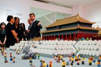 Danmarks kronprins Frederik visar upp legomodeller av palats i den Förbjudna staden, på en utställning i Peking. Arkivbild
